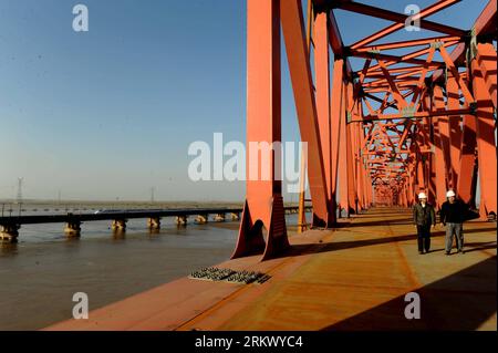 Bildnummer: 58803327  Datum: 26.11.2012  Copyright: imago/Xinhua (121126) -- ZHENGZHOU, Nov. 26, 2012 (Xinhua) -- Several workers walk at the construction site of the Beijing-Guangzhou Railway bridge across the Yellow River in Zhengzhou, capital of central China s Henan Province, Nov. 26, 2012. The bridge, which is projected to be completed by the end of 2013, is the 6th Yellow River bridge planned to be built in Zhengzhou. (Xinhua/Zhu Xiang) (wjq) CHINA-HENAN-ZHENGZHOU-YELLOW RIVER BRIDGE-CONSTRUCTION(CN) PUBLICATIONxNOTxINxCHN Wirtschaft Bau Baustelle Brücke Brückenbau x0x xmb 2012 quer Stock Photo