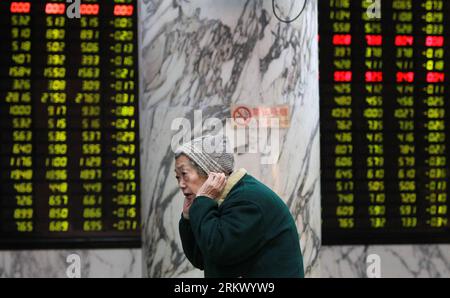 Bildnummer: 58815028  Datum: 27.11.2012  Copyright: imago/Xinhua (121127) -- SHANGHAI, Nov. 27, 2012 (Xinhua) -- An investor is seen in front of an electronic board showing stock information at a stock trading hall in Shanghai, east China, Nov. 27, 2012. Chinese stocks continued to fall Tuesday, with the benchmark Shanghai Composite Index dipping 1.3 percent, or 26.3 points, to end at 1,991.17, the lowest level since February 2009. The Shenzhen Component Index closed at 7,936.74, down 79.33 points, or 0.99 percent. (Xinhua/Pei Xin) (ry) CHINA-STOCKS-DROP (CN) PUBLICATIONxNOTxINxCHN Wirtschaft Stock Photo