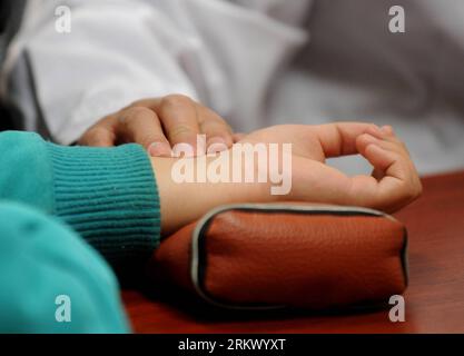 Bildnummer: 58819803  Datum: 23.11.2012  Copyright: imago/Xinhua Jia Yuejin, a doctor of Shanxi College of Chinese Traditional Medicine Subsidiary Hospital, diagnoses a patient s illness by taking his pulse in Taiyuan, capital of north China s Shanxi Province, Nov. 23, 2012. (Xinhua/Yan Yan) CHINA-SHANXI-CHINESE MEDICINE PREVENTIVE TREATMENT OF DISEASE(CN) PUBLICATIONxNOTxINxCHN Gesellschaft Fotostory Gesundheit Traditionelle Medizin Heilmethoden xjh x2x premiumd 2012 quer o0 Puls messen Pulsmessung Diagnose Traditionelle Chinesische Medizin Symbol     58819803 Date 23 11 2012 Copyright Imago Stock Photo