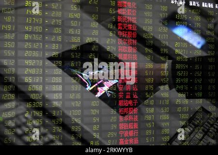 Bildnummer: 58815029  Datum: 27.11.2012  Copyright: imago/Xinhua (121127) -- HANGZHOU, Nov. 27, 2012 (Xinhua) -- An investor checks stock information at a stock trading hall in Hangzhou, capital of east China s Zhejiang Province, Nov. 27, 2012. Chinese stocks continued to fall Tuesday, with the benchmark Shanghai Composite Index dipping 1.3 percent, or 26.3 points, to end at 1,991.17, the lowest level since February 2009. The Shenzhen Component Index closed at 7,936.74, down 79.33 points, or 0.99 percent. (Xinhua/Ju Huanzong) (ry) CHINA-STOCKS-DROP (CN) PUBLICATIONxNOTxINxCHN Wirtschaft Börse Stock Photo