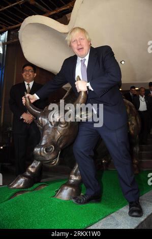 Bildnummer: 58857090  Datum: 30.11.2012  Copyright: imago/Xinhua (121130) -- BOMBAY, Nov. 30, 2012 (Xinhua) -- London mayor Boris Johnson (Front) poses with a bronze statue of bull outside the Bombay Stock Exchange (BSE) after the launch of new carbon market index in Bombay, India, on Nov. 30, 2012. Johnson is in India to promote London as the destination of choice for investors and international trade. (Xinhua Stringer) (lr) INDIA-BOMBAY-NEW CARBON MARKET INDEX-LAUNCHING PUBLICATIONxNOTxINxCHN Politik people xas x0x 2012 hoch Aufmacher premiumd kurios Komik     58857090 Date 30 11 2012 Copyri Stock Photo