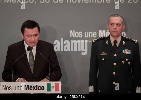 Bildnummer: 58857375  Datum: 30.11.2012  Copyright: imago/Xinhua (121201) -- MEXICO CITY, Nov. 30, 2012 (Xinhua) -- Miguel Angel Osorio Chong (L), appointed interior minister, participates in a press conference in Mexico City, capital of Mexico, on Nov. 30, 2012.  (Xinhua/Pedro Mera) (mp) (ce) MEXICO-MEXICO CITY-GOVERNMENT PUBLICATIONxNOTxINxCHN People Politik premiumd xns x1x 2012 quer     58857375 Date 30 11 2012 Copyright Imago XINHUA  Mexico City Nov 30 2012 XINHUA Miguel Angel Osorio Chong l Appointed Interior Ministers participates in a Press Conference in Mexico City Capital of Mexico O Stock Photo