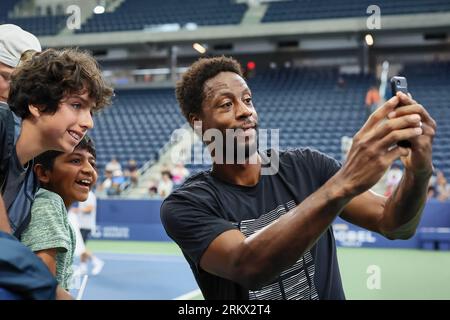New York, New York, USA. 25th Aug, 2023. Gael Monfils (FRA) gives autographs.Make selfies during the 2023 US Open - Tennis Championships (Credit Image: © Mathias Schulz/ZUMA Press Wire) EDITORIAL USAGE ONLY! Not for Commercial USAGE! Credit: ZUMA Press, Inc./Alamy Live News Stock Photo