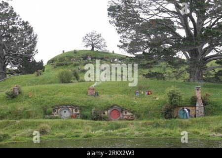 Bildnummer: 58862090  Datum: 29.11.2012  Copyright: imago/Xinhua WELLINGTON - Photo taken on Nov. 29, 2012 shows the Hobbit movie s filming location at Hobbiton on the Alexander family farm near New Zealand s north island town of Matamata. The film set of The Hobbit: An Unexpected Journey is such fantastic in the rolling countryside that closely resembled the Shire in the popular classics by J.R.R Tolkien, attracting a lot of fans and tourists. (Xinhua/Liu Jieqiu) Authorized by ytfs NEW ZEALAND-WELLINGTON-FILM-HOBBIT-HOBBITON PUBLICATIONxNOTxINxCHN Entertainment Film Filmkulisse Kulisse Filmse Stock Photo
