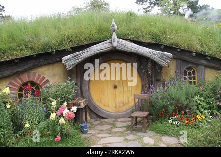 Bildnummer: 58862097  Datum: 29.11.2012  Copyright: imago/Xinhua WELLINGTON - Photo taken on Nov. 29, 2012 shows a Hobbit hole at Hobbiton on the Alexander family farm near New Zealand s north island town of Matamata. The film set of The Hobbit: An Unexpected Journey is such fantastic in the rolling countryside that closely resembled the Shire in the popular classics by J.R.R Tolkien, attracting a lot of fans and tourists. (Xinhua/Liu Jieqiu) Authorized by ytfs NEW ZEALAND-WELLINGTON-FILM-HOBBIT-HOBBITON PUBLICATIONxNOTxINxCHN Entertainment Film Filmkulisse Kulisse Filmset Gebäude x0x xac 2012 Stock Photo