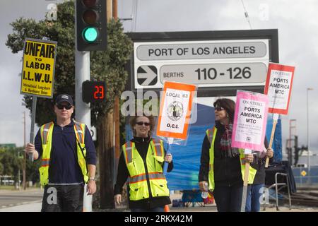 Bildnummer: 58871817  Datum: 03.12.2012  Copyright: imago/Xinhua (121204) -- LOS ANGELES, Dec. 3, 2012 (Xinhua) -- Striking workers protest with banners outside the Port of Los Angeles, California, the United States, on Dec. 3, 2012. The strike was launched last Tuesday by the 800-member International Longshore and Warehouse Union Local 63 Office Clerical Unit, which had been working without a contract since June 30, 2010. With some 10,000 ILWU members honoring the strikers picket lines, the action has shut down 10 of the 14 cargo container terminals at the complex. (Xinhua/Zhao Hanrong) (dtf) Stock Photo