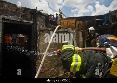 Bildnummer: 58889280  Datum: 05.12.2012  Copyright: imago/Xinhua SAO PAULO, Dec. 5, 2012 - Firefighters work at the site of a fire in the Paraesopolis slum, south of Sao Paulo, Brazil, on Dec. 5, 2012. The fire that lasted about 45 minutes caused damages at least to eight homes. So far no deaths or injuries reported. (Xinhua/Marcos Mendez) (mm) (py) BRAZIL-SAO PAULO-ACCIDENT-FIRE PUBLICATIONxNOTxINxCHN Gesellschaft Armut Favela Slum Feuer Brand Grossbrand Schäden Feuerwehr x0x xac 2012 quer     58889280 Date 05 12 2012 Copyright Imago XINHUA Sao Paulo DEC 5 2012 Firefighters Work AT The Site o Stock Photo