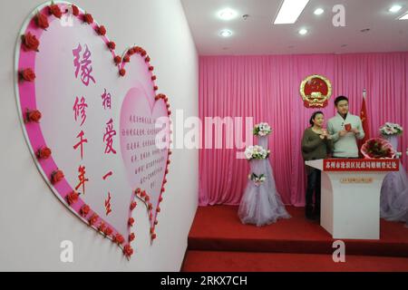 bildnummer 58908666 datum 12122012 copyright imagoxinhua 121212 suzhou dec 12 2012 xinhua a young couple show their marriage certificates at a civil affairs bureau in suzhou city east china s jiangsu province dec 12 2012 young couples across the country rushed to get married on dec 12 2012 or 121212 hoping that the triple 12 day will bring them good luck in chinese the number 12 is pronounced like yao ai meaning to love in english xinhuahang xingwei ry china marriage registration dec 12 cn publicationxnotxinxchn gesellschaft brautpaar hochzeit stand
