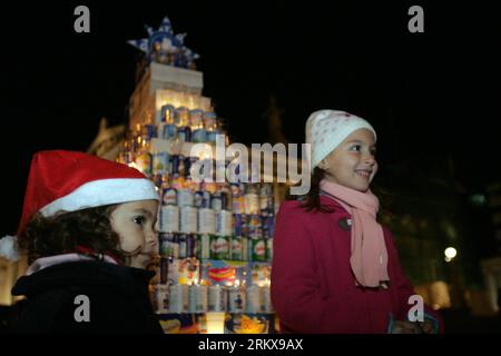 Bildnummer: 58921015  Datum: 14.12.2012  Copyright: imago/Xinhua (121214) -- ATHENS, Dec. 14, 2012 (Xinhua) -- Girls stand in front of a charity Christmas tree made up of milk tins and canned foods which will be donated to the needy across Greece, in particular children, in central Athens, Greece, Dec. 14, 2012. (Xinhua/Marios Lolos) GREECE-ATHENS-HOLIDAY-XMAS PUBLICATIONxNOTxINxCHN Gesellschaft Weihnachten Weihnachtsbaum Soziales Engagement kurios x0x xds 2012 quer      58921015 Date 14 12 2012 Copyright Imago XINHUA  Athens DEC 14 2012 XINHUA Girls stand in Front of a Charity Christmas Tree Stock Photo
