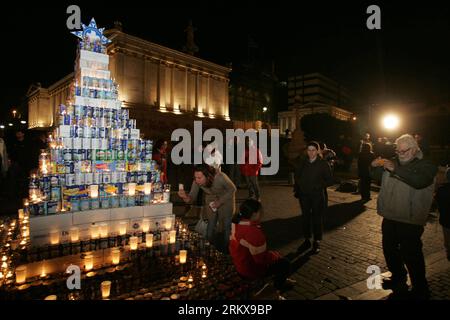 Bildnummer: 58921016  Datum: 14.12.2012  Copyright: imago/Xinhua (121214) -- ATHENS, Dec. 14, 2012 (Xinhua) -- take photos of a charity Christmas tree made up of milk tins and canned foods which will be donated to the needy across Greece, in particular children, in central Athens, Greece, Dec. 14, 2012. (Xinhua/Marios Lolos) GREECE-ATHENS-HOLIDAY-XMAS PUBLICATIONxNOTxINxCHN Gesellschaft Weihnachten Weihnachtsbaum Soziales Engagement kurios x0x xds 2012 quer premiumd      58921016 Date 14 12 2012 Copyright Imago XINHUA  Athens DEC 14 2012 XINHUA Take Photos of a Charity Christmas Tree Made up o Stock Photo