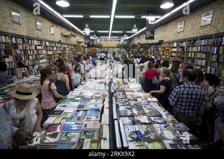Bildnummer: 58923023  Datum: 15.12.2012  Copyright: imago/Xinhua BUENOS AIRES, Dec. 15, 2012 - Residents visit a bookstore during the 6th Night of the Libraries event, in Buenos Aires, capital of Argentina, on Dec. 15, 2012. During the event, the city s most emblematic bars and libraries are open to the public, offering many cultural activities. (Xinhua/Martin Zabala) (lyx) ARGENTINA-BUENOS AIRES-EVENT PUBLICATIONxNOTxINxCHN Kultur Literatur Nacht der Bibliotheken Buch x0x xds 2012 quer premiumd     58923023 Date 15 12 2012 Copyright Imago XINHUA Buenos Aires DEC 15 2012 Residents Visit a Book Stock Photo