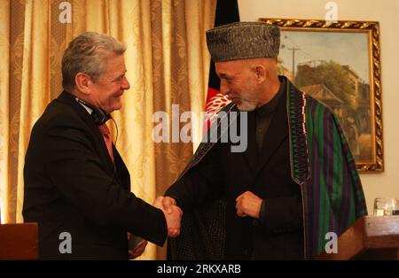 (121218) -- KABUL, Dec. 18, 2012 (Xinhua) -- Afghan president Hamid Karzai (R) shakes hands with German President Joachim Gauck after a press conference in Kabul, Afghanistan on Dec. 18, 2012. The visiting German President Joachim Gauck said Tuesday that his country will continue supporting Afghanistan after 2014 when the NATO-led coalition forces leave the conflict-ridden country. (Xinhua/Ahmad Massoud)(rh) AFGHANISTAN-GERMANY-PRESIDENT MEETING PUBLICATIONxNOTxINxCHN Stock Photo