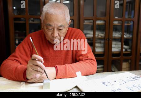 Bildnummer: 58932142  Datum: 19.12.2012  Copyright: imago/Xinhua (121219) -- BEIJING, Dec. 19, 2012 (Xinhua) -- Zhang Gengyuan, a portrait seal cutting master, makes a draft with a brush pen before cutting a portrait seal in his studio in Hangzhou, capital of east China s Zhejiang Province, Dec. 4, 2012. Zhang, an artist born in 1938, is famous for his flower-and-bird painting as well as seal cutting. He started making portrait seals in the 1990s and developed the craft into a unique art form. Portrait seals were first seen in ancient China s Qing Dynasty (1644-1911), when they were like line Stock Photo