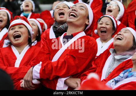 Bildnummer: 58947749  Datum: 23.12.2012  Copyright: imago/Xinhua (121223) -- HANOI, Dec. 23, 2012 (Xinhua) -- Members of the Laughter Yoga club participate in an event called Christmas Smile near the Hoan Kiem Lake in Hanoi, Vietnam, on Dec. 23, 2012. (Xinhua/Ho Nhu Y) (nxl) VIETNAM-HANOI-CHRISTMAS-LAUGHTER YOGA PUBLICATIONxNOTxINxCHN Gesellschaft Lachyoga lachen Lach Weihnachten Kostüm Weihnachtsmann kurios Komik Premiumd x0x xds 2012 quer      58947749 Date 23 12 2012 Copyright Imago XINHUA  Hanoi DEC 23 2012 XINHUA Members of The Laughter Yoga Club participate in to Event called Christmas S Stock Photo