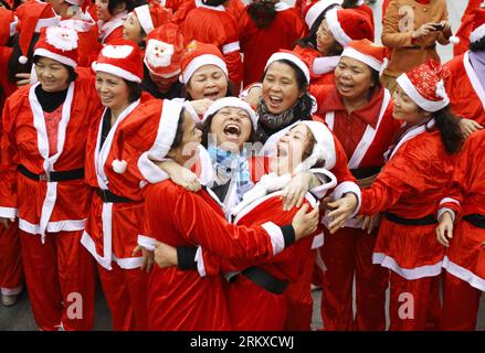 Bildnummer: 58947748  Datum: 23.12.2012  Copyright: imago/Xinhua (121223) -- HANOI, Dec. 23, 2012 (Xinhua) -- Members of the Laughter Yoga club participate in an event called Christmas Smile near the Hoan Kiem Lake in Hanoi, Vietnam, on Dec. 23, 2012. (Xinhua/Ho Nhu Y) (nxl) VIETNAM-HANOI-CHRISTMAS-LAUGHTER YOGA PUBLICATIONxNOTxINxCHN Gesellschaft Lachyoga lachen Lach Weihnachten Kostüm Weihnachtsmann kurios Komik Premiumd x0x xds 2012 quer      58947748 Date 23 12 2012 Copyright Imago XINHUA  Hanoi DEC 23 2012 XINHUA Members of The Laughter Yoga Club participate in to Event called Christmas S Stock Photo