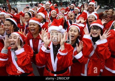 Bildnummer: 58947747  Datum: 23.12.2012  Copyright: imago/Xinhua (121223) -- HANOI, Dec. 23, 2012 (Xinhua) -- Members of the Laughter Yoga club participate in an event called Christmas Smile near the Hoan Kiem Lake in Hanoi, Vietnam, on Dec. 23, 2012. (Xinhua/Ho Nhu Y) (nxl) VIETNAM-HANOI-CHRISTMAS-LAUGHTER YOGA PUBLICATIONxNOTxINxCHN Gesellschaft Lachyoga lachen Lach Weihnachten Kostüm Weihnachtsmann kurios Komik Premiumd x0x xds 2012 quer      58947747 Date 23 12 2012 Copyright Imago XINHUA  Hanoi DEC 23 2012 XINHUA Members of The Laughter Yoga Club participate in to Event called Christmas S Stock Photo