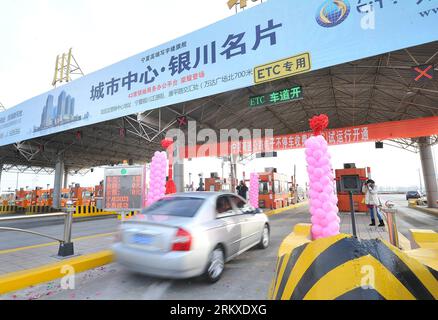 Bildnummer: 58950993  Datum: 25.12.2012  Copyright: imago/Xinhua (121225) -- YINCHUAN, Dec. 25, 2012 (Xinhua) -- A vehicle runs on the ETC lane of Yinchuan North Highway toll gate in Yinchuan, capital of northwest China s Ningxia Hui Autonomous Region, Dec. 25, 2012. A total of 24 highway toll gates in Ningxia started the trial operation of ETC lanes on Tuesday. ETC, or Electronic Toll Collection, is a non-stopping toll system which can deduct the required fees automatically from pre-associated drivers IC cards or accounts by recognizing the vehicles when they pass through the toll gate. The m Stock Photo