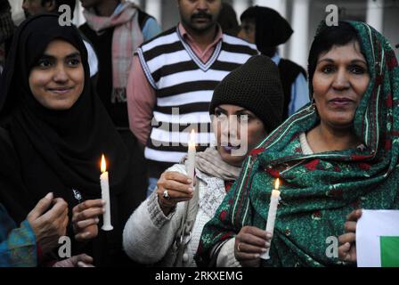 Bildnummer: 58953073  Datum: 27.12.2012  Copyright: imago/Xinhua (121227) -- LAHORE, Dec. 27, 2012 (Xinhua) -- Supporters of the ruling Pakistan Peoples Party (PPP) light candles as they offer prayers for former prime minister BenazirxBhutto on her fifth death anniversary in Lahore, Pakistan, on Dec. 27, 2012. Bhutto was assassinated on Dec. 27, 2007 following an electioneering rally at Liaqat Bagh Park in Rawalpindi. (Xinhua/Sajjad) PAKISTAN-LAHORE-BENAZIRxBHUTTO-ANNIVERSARY-COMMEMORATION PUBLICATIONxNOTxINxCHN Gesellschaft Politik Gedenken Anhänger x2x xac 2012 quer     58953073 Date 27 12 2 Stock Photo