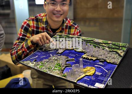 Bildnummer: 58952796  Datum: 27.12.2012  Copyright: imago/Xinhua (121227) -- HONG KONG, Dec. 27, 2012 (Xinhua) -- An exhibitor shows an urban landscape jigsaw during the press conference of Hong Kong Toys & Games Fair in south China s Hong Kong, Dec. 27, 2012. The fair will open to the public at Hong Kong Convention and Exhibition Center from January 7 to 10, 2013. (Xinhua/Chen Xiaowei) (lx) CHINA-HONG KONG-TOYS & GAMES FAIR (CN) PUBLICATIONxNOTxINxCHN Wirtschaft Messe Spielwarenmesse Spielzeug Modell Modellbau x0x xac 2012 quer      58952796 Date 27 12 2012 Copyright Imago XINHUA  Hong Kong D Stock Photo