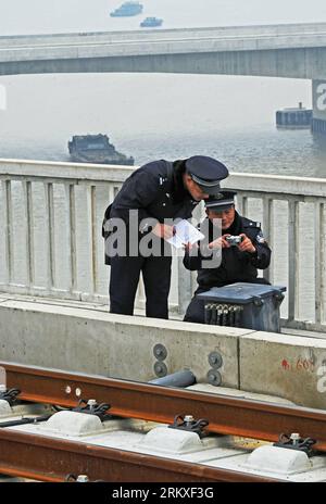 Bildnummer: 58954443  Datum: 25.12.2012  Copyright: imago/Xinhua (121228) -- DEQING, Dec. 25, 2012 (Xinhua) -- Local police officer Wu Xuezhong (L) and Lv Jianliang are seen on a tour inspection on a grand bridge across Beijing-Hangzhou Grand Canal, east China s Zhejiang Province, Dec. 25, 2012. Police officers of Deqing Railway Police Station inspect security situation everyday since October 2010, in the areas along the 54.6 kilometers long section of the 250-kilometer high-speed rail route linking Nanjing and Hangzhou. The railway is expected to start operation on January of 2013. (Xinhua/Ta Stock Photo