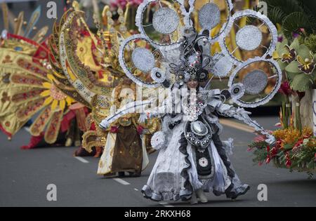 Bildnummer: 58959982  Datum: 01.01.2013  Copyright: imago/Xinhua (130101) -- LOS ANGELES, Jan. 1, 2013 (Xinhua) -- Performers from Indonesia are seen during the 124th Annual Rose Parade in Pasadena, California, the United States, Jan. 1, 2013. The largest New Year celebration in the U.S. West was held here Tuesday morning with an estimated one million spectators watching the world famous Rose Parade along the 5.5-mile route and about 39 million viewers on television. (Xinhua/Yang Lei) US-PASADENA-124TH ROSE PARADE PUBLICATIONxNOTxINxCHN Gesellschaft Neujahr Parade Neujahrsparade Fest premiumd Stock Photo