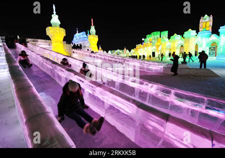 Bildnummer: 58966134  Datum: 05.01.2013  Copyright: imago/Xinhua (130105) -- HARBIN, Jan. 5, 2013 (Xinhua) -- Visitors take ice slides in the Ice and Snow World during the 29th Harbin International Ice and Snow Festival in Harbin, capital of northeast China s Heilongjiang Province, Jan. 5, 2013. The festival kicked off on Saturday. (Xinhua/Wang Jianwei) (mp) CHINA-HARBIN-ICE AND SNOW FESTIVAL (CN) PUBLICATIONxNOTxINxCHN Gesellschaft Eisfestival Eis Festival Skulptur Eisskulptur x0x xdd 2013 quer premiumd      58966134 Date 05 01 2013 Copyright Imago XINHUA  Harbin Jan 5 2013 XINHUA Visitors Ta Stock Photo