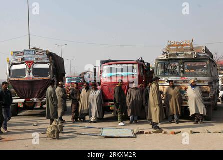 Bildnummer: 58974793  Datum: 08.01.2013  Copyright: imago/Xinhua (130108) -- SRINAGAR, Jan. 8, 2013 (Xinhua) -- Drivers wait to restore vehicular traffic on a national highway during a protest against unscheduled power cuts on the outskirts of Srinagar, summer capital of Indian-controlled Kashmir, Jan. 8, 2013. Locals said that only three hours of power supply was provided daily for the past several weeks, which led to the worsening of the living condition in the cold weather. (Xinhua/Javed Dar)(zjl) KASHMIR-SRINAGAR-PROTEST PUBLICATIONxNOTxINxCHN Gesellschaft Politik Demo Protest Stromsperre Stock Photo