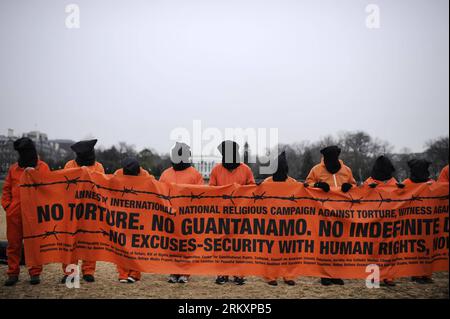 Bildnummer: 59040907  Datum: 11.01.2013  Copyright: imago/Xinhua Hooded protesters dressed as prisoners take part in a rally marking the 11th anniversary of Guantanamo, to call for the closing of the Jail, outside the White House in Washington D.C., capital of the United States, Jan. 11, 2013. (Xinhua/Zhang Jun) US-WASHINTON-GUANTANAMO-PROTEST PUBLICATIONxNOTxINxCHN Gesellschaft Politik Militär Protest Demonstration Jubiläum Gefangenenlager USA x0x xds 2013 quer premiumd     59040907 Date 11 01 2013 Copyright Imago XINHUA Hooded protesters Dressed As Prisoners Take Part in a Rally marking The Stock Photo