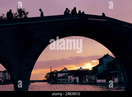 Bildnummer: 59063816  Datum: 29.09.2008  Copyright: imago/Xinhua Zhujiajiao ancient town is seen through a stone bridge in Qingpu District of east China s Shanghai Municipality, Sept. 29, 2008. (Xinhua/Wang Song) (lx) CHINA-ANCIENT TOWNS-SCENERY (CN) PUBLICATIONxNOTxINxCHN Gesellschaft Stadt Fluss x0x xds  quer     59063816 Date 29 09 2008 Copyright Imago XINHUA Zhujiajiao Ancient Town IS Lakes Through a Stone Bridge in Qingpu District of East China S Shanghai Municipality Sept 29 2008 XINHUA Wang Song LX China Ancient Towns scenery CN PUBLICATIONxNOTxINxCHN Society City River x0x  horizontal Stock Photo