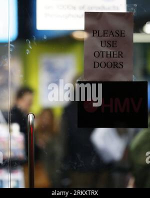 Bildnummer: 59085547  Datum: 15.01.2013  Copyright: imago/Xinhua LONDON, Jan. 15, 2013 - A sign alerting customers to use another door is seen outside the HMV store in Piccadilly in London, Britain, on Jan. 15, 2013. Music and DVD retailer HMV called in administrators after a last-ditch attempt to secure funding failed, putting more than 4,000 jobs at risk. The 239 stores in the UK and the Republic of Ireland will be kept open for the time being while they look for a buyer. (Xinhua/Wang Lili)(msq) BRITAIN-LONDON-MUSIC RETAILER-HMV-ADMINISTRATORS PUBLICATIONxNOTxINxCHN Wirtschaft Einzelhandel x Stock Photo