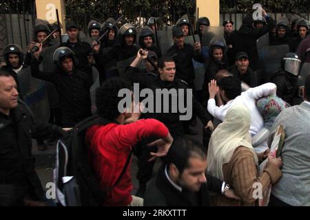 Bildnummer: 59085521  Datum: 15.01.2013  Copyright: imago/Xinhua (130115) -- CAIRO, Jan. 15, 2013 (Xinhua) -- Egyptians clash with policemen during a protest outside the Saudi Arabian embassy in Cairo, Egypt, Jan. 15, 2013. Clashes erupted outside the Saudi Arabian embassy after an Egyptian human rights lawyer was convicted Tuesday by a Saudi court for smuggling drugs into the kingdom and sentenced to five years in prison and hundreds of lashes. (Xinhua/STR) EGYPT-SAUDI ARABIA-EMBASSY-CLASHES PUBLICATIONxNOTxINxCHN Politik Demo Protest xas x0x 2013 quer premiumd      59085521 Date 15 01 2013 C Stock Photo