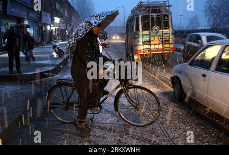 Bildnummer: 59099344  Datum: 17.01.2013  Copyright: imago/Xinhua (130117) -- SRINAGAR, Jan. 17, 2013 (Xinhua) -- A cyclist waits to cross a road during a snowfall in Srinagar, summer capital of Indian-controlled Kashmir, Jan. 17, 2013. The upper reaches and plains of Indian-controlled Kashmir Thursday experienced a fresh snowfall. (Xinhua/Javed Dar)(rh) KASHMIR-SRINAGAR-FRESH SNOWFALL PUBLICATIONxNOTxINxCHN Gesellschaft Winter Wetter Witterung Schnee Schneeregen x0x xrj 2013 quer      59099344 Date 17 01 2013 Copyright Imago XINHUA  Srinagar Jan 17 2013 XINHUA a Cyclist Waits to Cross a Road d Stock Photo