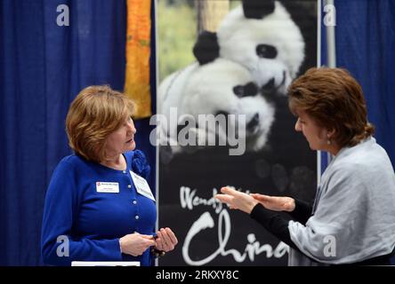 Bildnummer: 59105154  Datum: 18.01.2013  Copyright: imago/Xinhua A visitor talks with a staff member in the 10th New York International Tourist Expo in New York, the United States, Jan. 18, 2013. The 10th New York International Tourist Expo kicked off Friday in Manhattan. The expo, which is held by The New York Times, attracted nearly 500 exhibitors from about 150 countries and regions. (Xinhua/Wang Lei)(ctt) U.S.-NEW YORK-TOURIST-EXPO PUBLICATIONxNOTxINxCHN Wirtschaft Messe Tourismus USA x0x xds premiumd 2013 quer     59105154 Date 18 01 2013 Copyright Imago XINHUA a Visitor Talks With a Staf Stock Photo