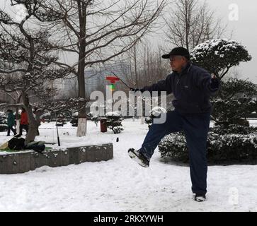 Bildnummer: 59109205  Datum: 20.01.2013  Copyright: imago/Xinhua (130120) -- SHIJIAZHUANG, Jan. 20, 2013 (Xinhua) -- An old man plays diabolo in the snow at the Shimen Park in Shijiazhuang, capital of north China s Hebei Province, Jan. 20, 2013. As the city received snowfall on Sunday, many citizens went out for outdoor exercises. (Xinhua/Wang Xiao) (mp) CHINA-SHIJIAZHUANG-SNOW-FUN (CN) PUBLICATIONxNOTxINxCHN Gesellschaft Jahreszeit Winter Schnee x0x xds 2013 quadrat      59109205 Date 20 01 2013 Copyright Imago XINHUA  Shijiazhuang Jan 20 2013 XINHUA to Old Man PLAYS Diabolo in The Snow AT Th Stock Photo