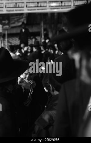 Bildnummer: 59110731  Datum: 20.01.2013  Copyright: imago/Xinhua Thousands of Ultra-Orthodox Jews take part in an rally organised to welcome the visiting Grand Rabbi of the Satmar hassidic dynasty Rabbi Zalman Leib Teitelbaum from America in Jerusalem s ultra-Orthodox neighborhood of Mea Shearim on Jan.20, 2013. Local media reported the massive gathering was called to demonstrate against participation in Tuesday s general election, and the thousands of attendees were told not to vote in the upcoming ballot. Satmar is a fiercely anti-Zionist hassidic group and its leaders view any interaction w Stock Photo