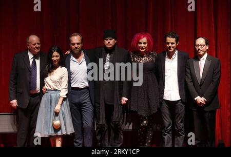 Bildnummer: 59117891  Datum: 22.01.2013  Copyright: imago/Xinhua (130122) -- BEIJING, Jan. 22, 2013 (Xinhua) -- Cast and crew members pose for a group picture at the premiere of the movie Cloud Atlas in Beijing, capital of China, Jan. 22, 2013. The movie is based on the 2004 novel Cloud Atlas by David Mitchell. The cast includes Tom Hanks, Halle Berry, Hugo Weaving and Zhou Xun. It will be released in the Chinese mainland on Jan. 31. (Xinhua/Wang Shen)(wjq) CHINA-BEIJING-MOVIE-CLOUD ATLAS-PREMIERE (CN) PUBLICATIONxNOTxINxCHN People Entertainment Film x0x xmb 2013 quer      59117891 Date 22 01 Stock Photo