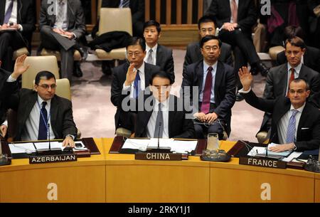 Bildnummer: 59120715  Datum: 22.01.2013  Copyright: imago/Xinhua (130122) -- NEW YORK, Jan. 22, 2013 (Xinhua) -- Li Baodong (C), the Chinese permanent representative to the United Nations, votes during a Security Council meeting at the UN headquarters in New York, the United States, Jan. 22, 2013. The UN Security Council on Tuesday condemned the satellite launch on Dec. 12 by the Democratic People s Republic of Korea (DPRK), saying that Pyongyang used ballistic missile technology and was in violation of resolutions 1718 (2006) and 1874 (2009). (Xinhua/Shen Hong) US-UN-DPRK-SATELLITE LAUNCH-RES Stock Photo