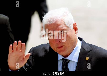 Bildnummer: 59139686  Datum: 26.01.2013  Copyright: imago/Xinhua (130126) -- SANTIAGO, Jan. 26, 2013 (Xinhua) -- Panamanian President Ricardo Martinelli waves upon his arrival at Santiago s International Airport prior to the first summit between the Community of Latin American and Caribbean States (CELAC) and the European Union (EU) in Santiago, capital of Chile, on Jan. 26, 2013. The summit opened here on Saturday. (Xinhua/AGENCIA UNO) (CHILE OUT) CHILE-POLITICS-EU-CELAC-SUMMIT PUBLICATIONxNOTxINxCHN People Politik EU Lateinamerika Gipfel premiumd x0x xmb 2013 quer      59139686 Date 26 01 20 Stock Photo