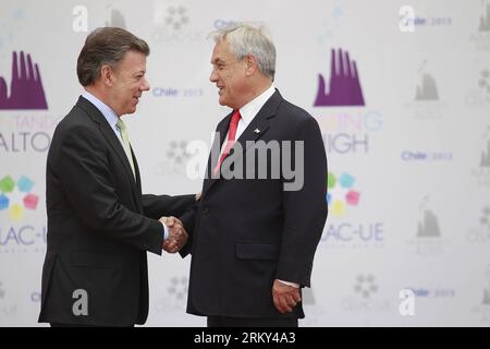 Bildnummer: 59139692  Datum: 26.01.2013  Copyright: imago/Xinhua (130126) -- SANTIAGO, Jan. 26, 2013 (Xinhua) -- Chile s President Sebastian Pinera (R) welcomes his Colombian counterpart Juan Manuel Santos at the first summit between the Community of Latin American and Caribbean States (CELAC) and the European Union (EU) in Santiago, capital of Chile, on Jan. 26, 2013. The summit opened here on Saturday with a speech by Sebastian Pinera, host of the event, calling for more and better investment. (Xinhua/AGENCIA UNO) (CHILE OUT) CHILE-POLITICS-EU-CELAC-SUMMIT PUBLICATIONxNOTxINxCHN People Polit Stock Photo