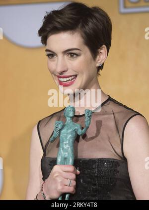 Bildnummer: 59143929  Datum: 27.01.2013  Copyright: imago/Xinhua LOS ANGELES, Jan. 27, 2013 (Xinhua) -- Actress Anne Hathaway, from the film Les Miserables , poses with her trophy after receiving the award for best female actor in a supporting role at the 19th annual Screen Actors Guild Awards in Los Angeles, California January 27, 2013. (Xinhua/Yang Lei) (dtf) U.S.-LOS ANGELES-SCREEN ACTORS GUILD AWARDS PUBLICATIONxNOTxINxCHN Entertainment Film people Preisverleihung Preisträger Pokal Trophäe Objekte premiumd x0x xds 2013 hoch Aufmacher     59143929 Date 27 01 2013 Copyright Imago XINHUA Los Stock Photo