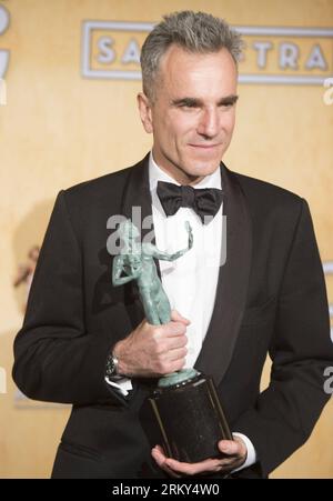 Bildnummer: 59143923  Datum: 27.01.2013  Copyright: imago/Xinhua LOS ANGELES, Jan. 27, 2013 (Xinhua) -- Daniel Day-Lewis poses with his trophy after receiving the award for outstanding male actor in a leading role for Lincoln at the 19th annual Screen Actors Guild Awards in Los Angeles, California January 27, 2013. (Xinhua/Yang Lei) (dtf) U.S.-LOS ANGELES-SCREEN ACTORS GUILD AWARDS PUBLICATIONxNOTxINxCHN Entertainment Film people Preisverleihung Preisträger Pokal Trophäe Objekte premiumd x0x xds 2013 hoch     59143923 Date 27 01 2013 Copyright Imago XINHUA Los Angeles Jan 27 2013 XINHUA Daniel Stock Photo