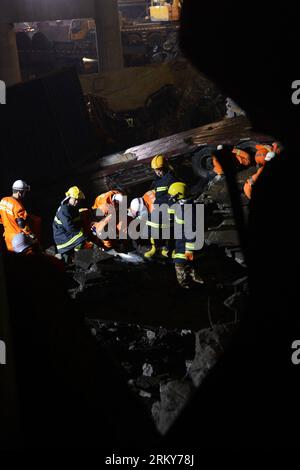 Bildnummer: 59159577  Datum: 01.02.2013  Copyright: imago/Xinhua (130201) -- SANMENXIA, Feb. 1, 2013 (Xinhua) -- Rescuers work at the locale of an expressway viaduct collapse incident caused by an explosion involving a truck carrying fireworks, in Mianchi County of Sanmenxia City in central China s Henan Province, Feb. 1, 2013. The death toll from the expressway viaduct collapse accident rose to nine, leaving other thirteen injured. Search and rescue works are in progress. (Xinhua/Zhao Peng) (xzj) CHINA-HENAN-SANMENXIA-EXPRESSWAY VIADUCT COLLAPSE-RESCUE (CN) PUBLICATIONxNOTxINxCHN Gesellschaft Stock Photo