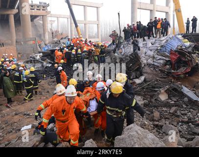 Bildnummer: 59161927  Datum: 01.02.2013  Copyright: imago/Xinhua (130202) -- YIMA, Feb. 1, 2013 (Xinhua) -- Rescuers work at the bridge collapse accident site in Mianchi County, central China s Henan Province, Feb. 1, 2013. An 80-meter-long section of an expressway viaduct on Friday morning collapsed due to an explosion involving a fireworks-laden truck in Mianchi county in Henan. The death toll of the accident has risen to ten by Saturday afternoon. Police detained the suspects involving of the illegal transportation of explosives at a fireworks company in northwest China s Shaanxi on Friday. Stock Photo