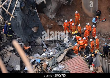 Bildnummer: 59161924  Datum: 01.02.2013  Copyright: imago/Xinhua (130202) -- YIMA, Feb. 1, 2013 (Xinhua) -- Rescuers work at the bridge collapse accident site in Mianchi County, central China s Henan Province, Feb. 1, 2013. An 80-meter-long section of an expressway viaduct on Friday morning collapsed due to an explosion involving a fireworks-laden truck in Mianchi county in Henan. The death toll of the accident has risen to ten by Saturday afternoon. Police detained the suspects involving of the illegal transportation of explosives at a fireworks company in northwest China s Shaanxi on Friday. Stock Photo