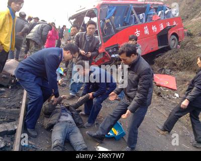 Bildnummer: 59161952  Datum: 02.02.2013  Copyright: imago/Xinhua (130202) -- GULIN, Feb. 2, 2013 (Xinhua) -- Rescuers work at the scene of the road accident which killed seven in Gulin County of Luzhou City, southwest China s Sichuan Province, Feb. 2, 2013. A coach overturned into a 100-meter-deep slope off a road here, causing seven dead and 22 others injured at 5:30 p.m. (0930GMT) on Feb. 1. The cause of the accident is under investigation. (Xinhua) (lfj) CHINA-SICHUAN-GULIN-ROAD ACCIDENT (CN) PUBLICATIONxNOTxINxCHN Gesellschaft Straße Verkehr Unfall Verkehrsunfall Bergung xjh x0x premiumd 2 Stock Photo
