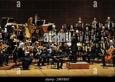 Bildnummer: 59167332  Datum: 02.02.2013  Copyright: imago/Xinhua (130203) -- SAN FRANCISCO, Feb. 2, 2013 (Xinhua) -- The San Francisco Symphony Orchestra with famous Erhu player George Gao (Center L) play the Butterfly Lovers Concerto , conducted by Chen Mei-Ann (Center R) during the 13th Annual Lunar New Year Concert and Celebration held in Davies Symphony Hall of San Francisco, the United States, on Feb. 2, 2013.(Xinhua/Liu Yilin) (dtf) U.S.-SAN FRANCISCO-CONCERT-CHINESE NEW YEAR PUBLICATIONxNOTxINxCHN Kultur People Musik Aktion Konzert premiumd x0x xmb 2013 quer     59167332 Date 02 02 2013 Stock Photo