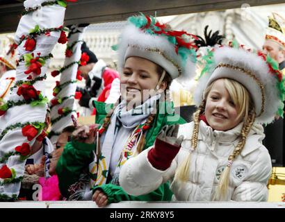 Bildnummer: 59168306  Datum: 03.02.2013  Copyright: imago/Xinhua BERLIN, Feb. 3, 2013 - in flamboyant costumes take part in the grand procession of the 13th Berliner Fasching Parade in Berlin Feb. 3, 2013. Berliner carnival revelers took part in the grand fasching parade on Sunday, with the colorful floats and groups on foot, under the slogan of Berlin Heijo - We take off!. (Xinhua/Pan Xu) GERMANY-BERLIN-CARNEVAL-PARADE PUBLICATIONxNOTxINxCHN Gesellschaft Kultur Karneval Karnevalsumzug GER Berlin xdp x0x 2013 quer premiumd     59168306 Date 03 02 2013 Copyright Imago XINHUA Berlin Feb 3 2013 i Stock Photo