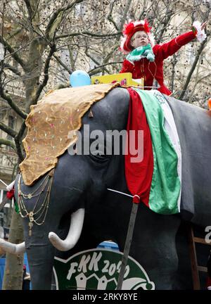 Bildnummer: 59168304  Datum: 03.02.2013  Copyright: imago/Xinhua BERLIN, Feb. 3, 2013 - A boy throws candies and other small gifts during the grand procession of the 13th Berliner Fasching Parade in Berlin Feb. 3, 2013. Berliner carnival revelers took part in the grand fasching parade on Sunday, with the colorful floats and groups on foot, under the slogan of Berlin Heijo - We take off!. (Xinhua/Pan Xu) GERMANY-BERLIN-CARNEVAL-PARADE PUBLICATIONxNOTxINxCHN Gesellschaft Kultur Karneval Karnevalsumzug GER Berlin xdp x0x 2013 hoch premiumd     59168304 Date 03 02 2013 Copyright Imago XINHUA Berli Stock Photo