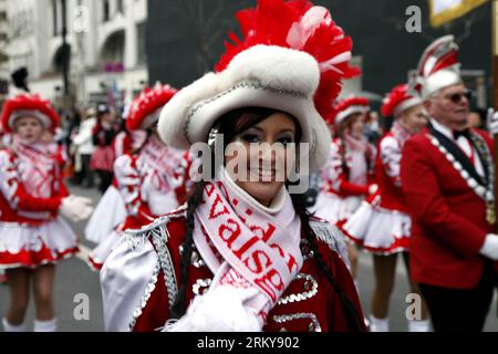 Bildnummer: 59168303  Datum: 03.02.2013  Copyright: imago/Xinhua BERLIN, Feb. 3, 2013 - A girl in flamboyant costumes sings and dances during the grand procession of the 13th Berliner Fasching Parade in Berlin Feb. 3, 2013. Berliner carnival revelers took part in the grand fasching parade on Sunday, with the colorful floats and groups on foot, under the slogan of Berlin Heijo - We take off!. (Xinhua/Pan Xu) GERMANY-BERLIN-CARNEVAL-PARADE PUBLICATIONxNOTxINxCHN Gesellschaft Kultur Karneval Karnevalsumzug GER Berlin xdp x0x 2013 quer premiumd     59168303 Date 03 02 2013 Copyright Imago XINHUA B Stock Photo