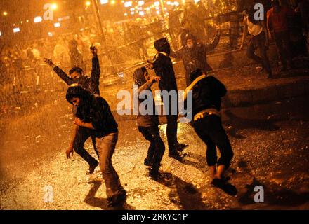 Bildnummer: 59193411  Datum: 08.02.2013  Copyright: imago/Xinhua (130208) -- CAIRO, Feb. 8, 2013 (Xinhua) -- Egyptian protesters throw stones and molotov bombs inside the presidential palace in Cairo, Feb. 8, 2013. Egyptian protesters and hundreds of saboteurs attacked Al-Etehadeya presidential palace after protesting against president Mohamed Morsi earlier Friday morning, riot police responded later by teargas and water canons. Opposition movements and parties organised anti-Morsi rallies around the country on Friday. (Xinhua/Amru Salahuddien) EGYPT-CAIRO-PRESIDENTIAL PALACE CLASHES-UNREST PU Stock Photo